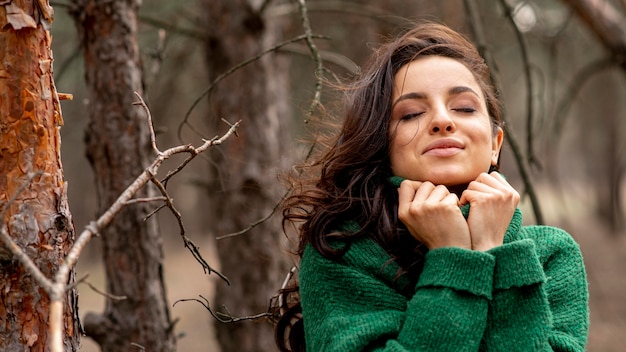 Ángulo bajo femenino en la naturaleza