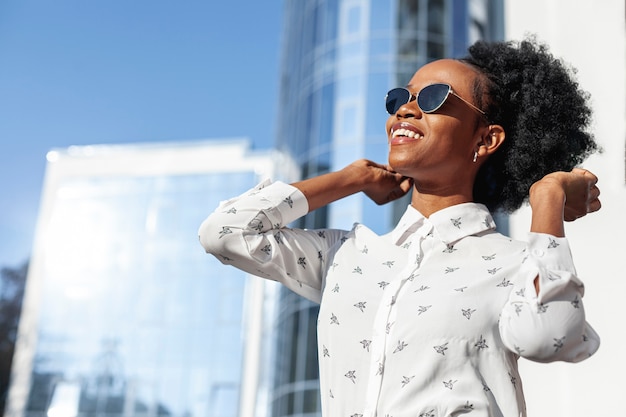 Ángulo bajo hermosa mujer disfrutando del sol