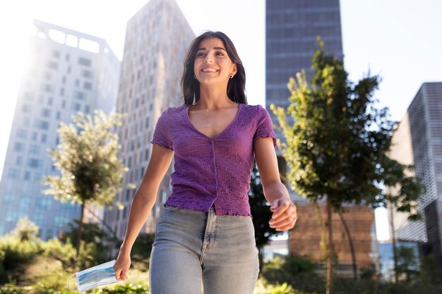 Ángulo bajo libre de máscara de mujer feliz