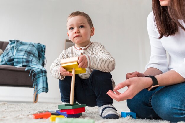 Ángulo bajo de madre e hijo jugando juntos