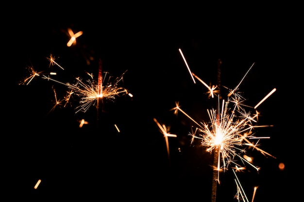 Ángulo bajo muchos fuegos artificiales en el cielo