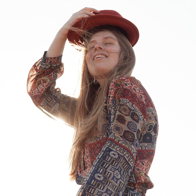 Ángulo bajo de mujer bohemia posando con sombrero