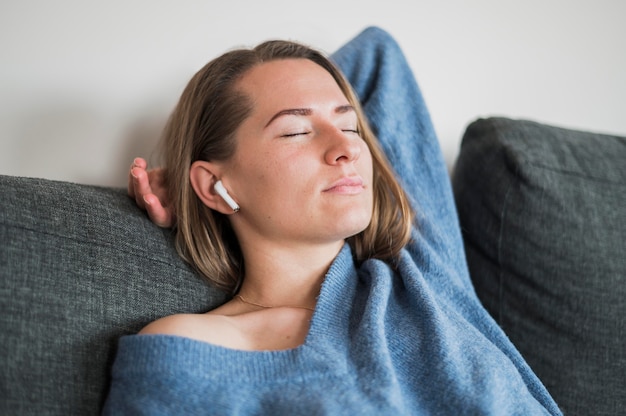 Ángulo bajo de mujer descansando en el sofá