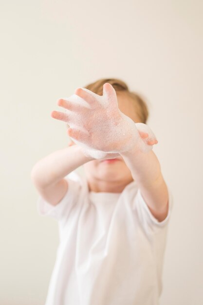 Ángulo bajo, niño, niño, con, espuma