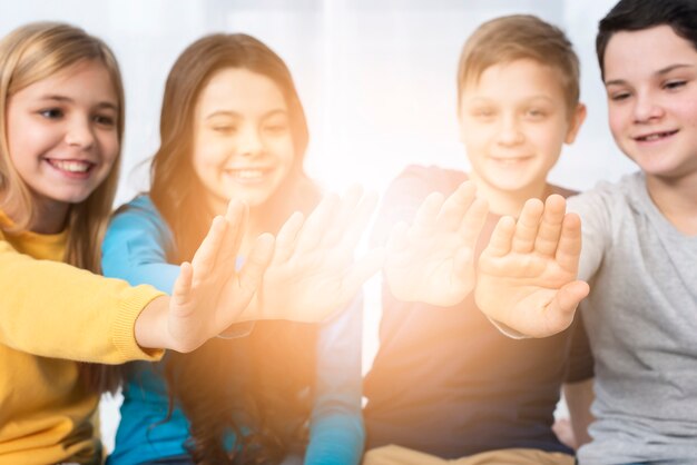 Ángulo bajo, niños, con, manos, en, sol