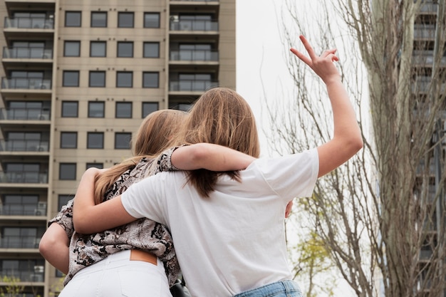 Ángulo bajo novias jóvenes caminando