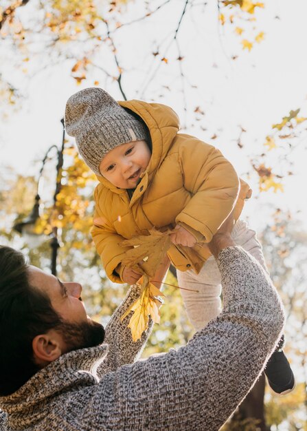 Ángulo bajo de padre y bebé al aire libre