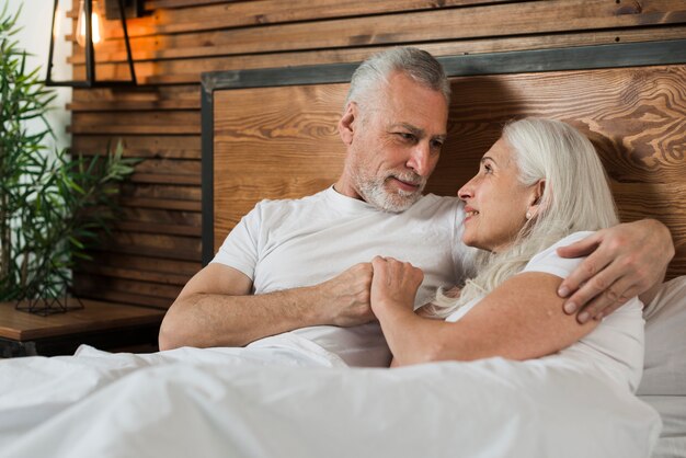 Ángulo bajo, pareja de ancianos, en cama