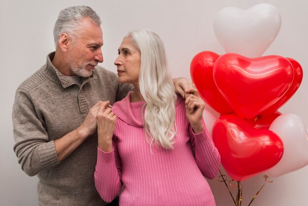 Ángulo bajo pareja senior mirando el uno al otro