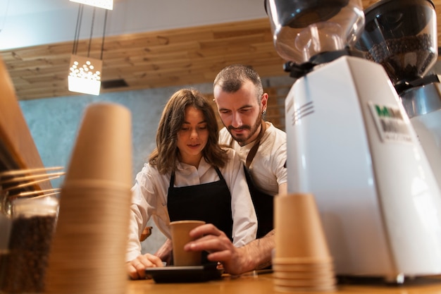 Ángulo bajo de pareja trabajando y haciendo café