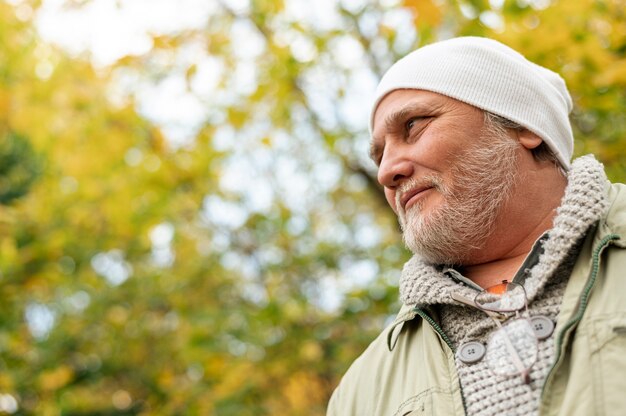 Ángulo bajo senior masculino al aire libre en otoño