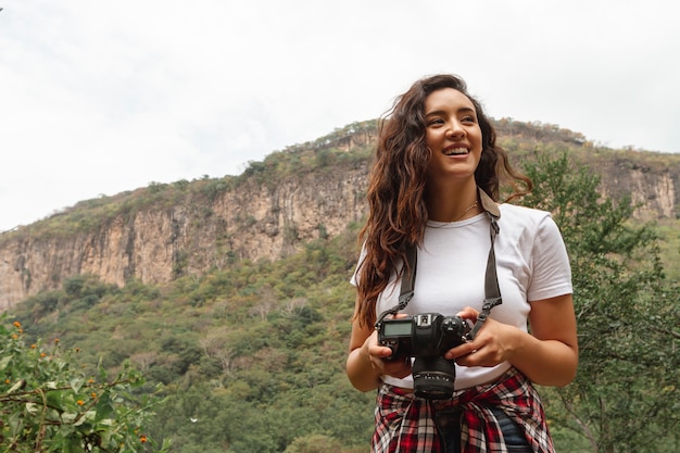 Ángulo bajo sonriente mujer admirando la naturaleza