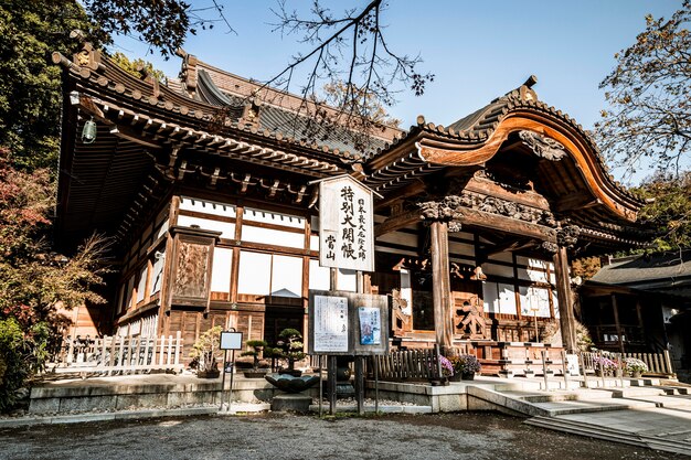 Ángulo bajo del templo de madera tradicional japonés