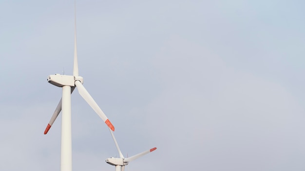 Ángulo bajo de turbinas eólicas que generan energía.