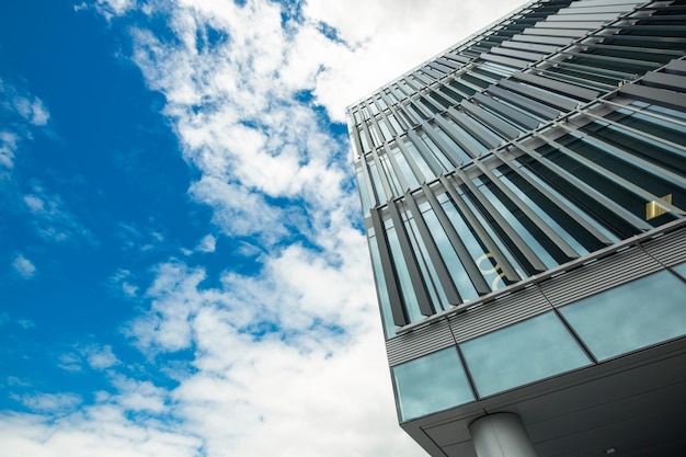 Ángulo de visión baja del edificio de oficinas