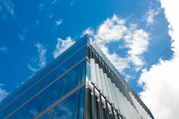 Ángulo de visión baja del edificio de oficinas