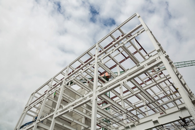 Ángulo de visión baja del edificio de scafolding