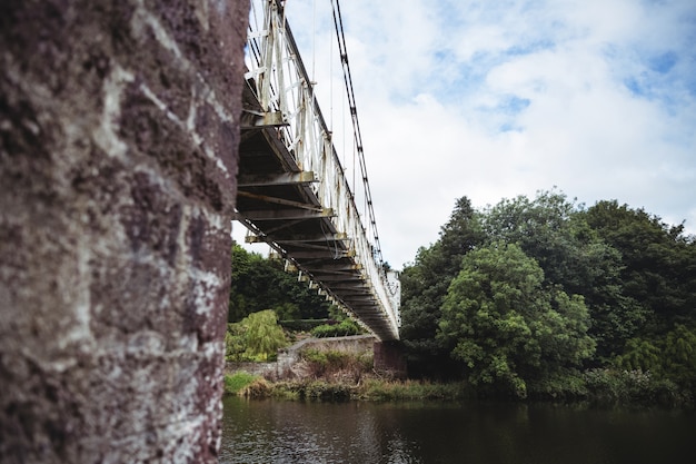 Ángulo de visión baja del puente viejo sobre el río