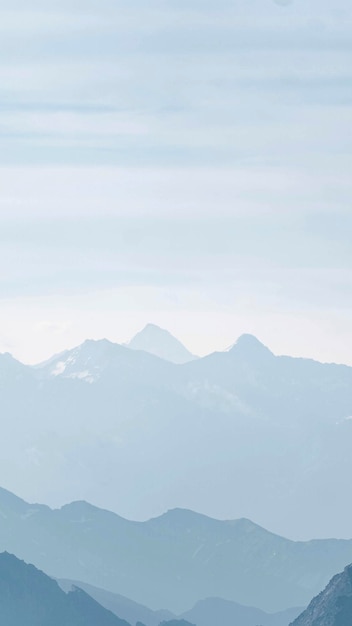 La niebla se apodera de los Alpes de Chamonix en Francia fondo de pantalla del teléfono móvil