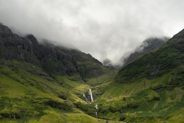 Niebla descendiendo sobre las montañas de Escocia durante el día