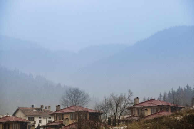 Niebla en las montañas en un paisaje de ensueño