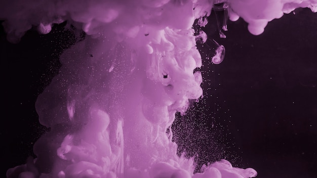 Niebla púrpura pesada abstracta en líquido oscuro