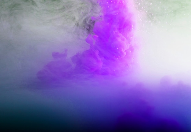 Niebla que agita púrpura densa abstracta