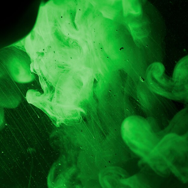 Niebla verde pesada abstracta en líquido oscuro