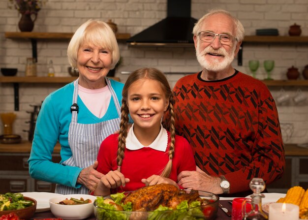 Nieta y abuelos y mirando a cámara