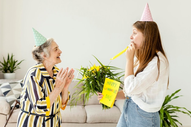 Foto gratuita nieta celebrando el aniversario de la abuela