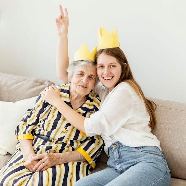 Nieta celebrando el aniversario de las abuelas