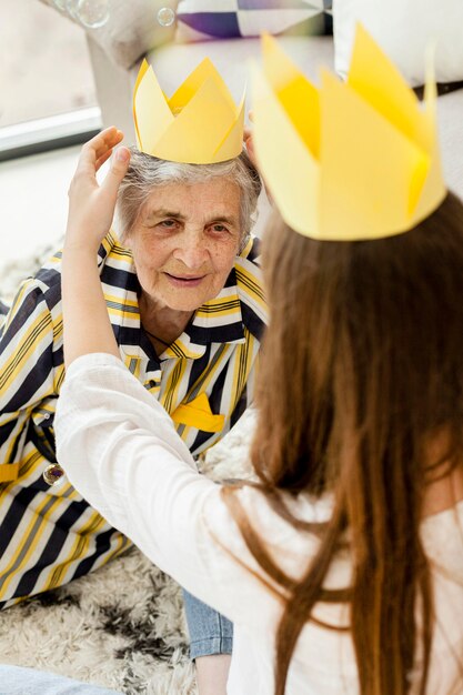 Nieta celebrando el aniversario de las abuelas