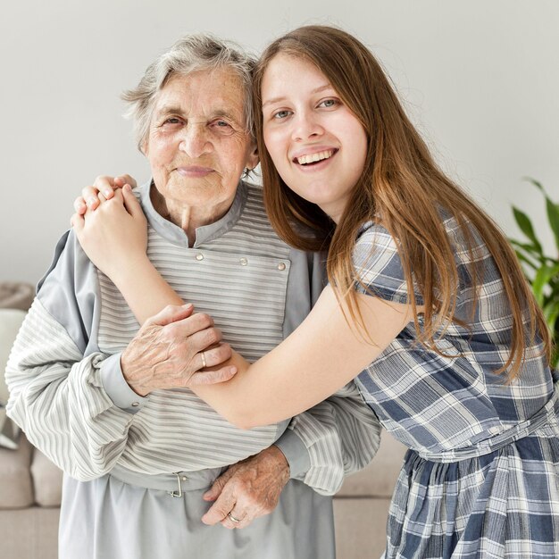 Nieta feliz de pasar tiempo con la abuela