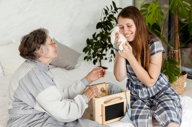 Nieta pasando tiempo con la abuela