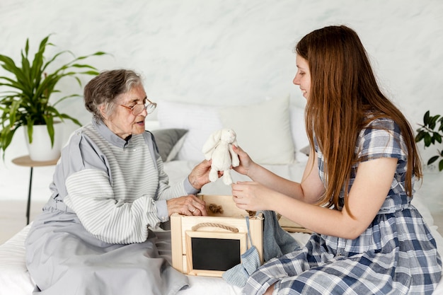 Foto gratuita nieta pasando tiempo con la abuela