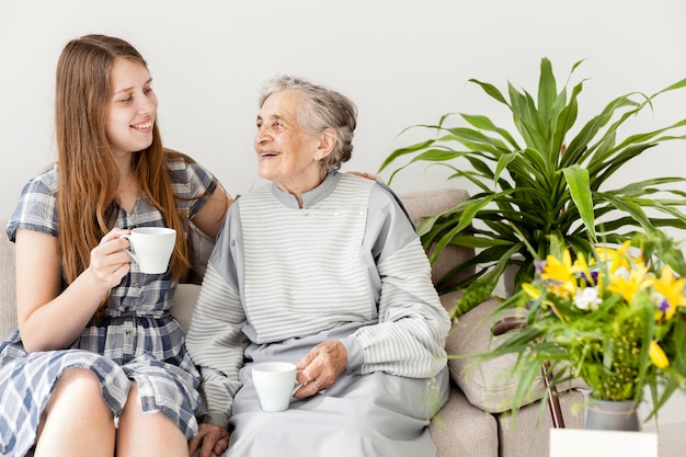 Foto gratuita nieta pasando tiempo con la abuela