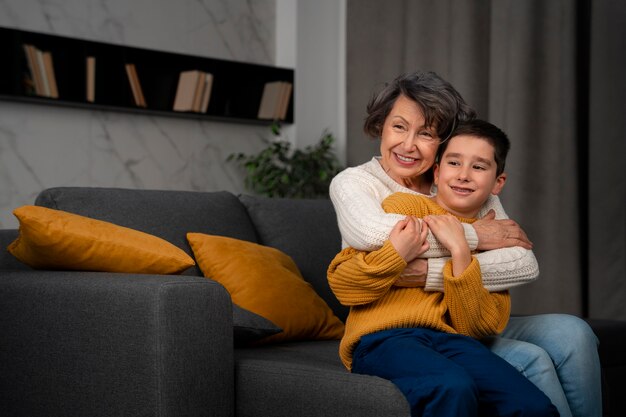 Nieto y abuela de tiro medio en el interior.