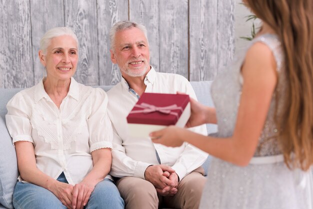 Nieto regalando a sus abuelos.