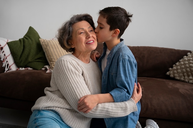 Foto gratuita nieto de tiro medio besando a abuela