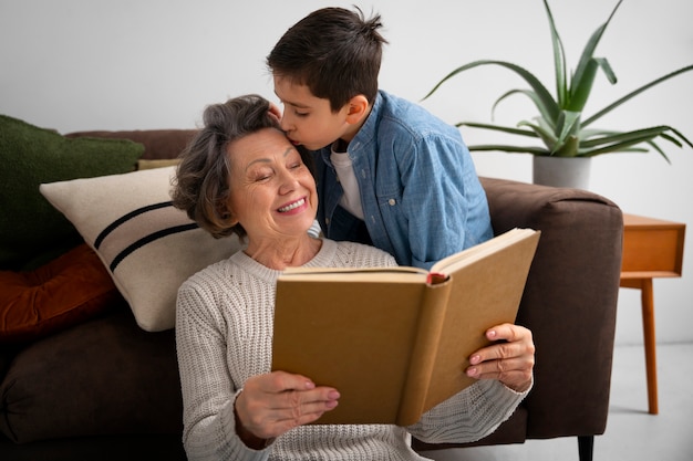 Foto gratuita nieto de tiro medio besando a abuela