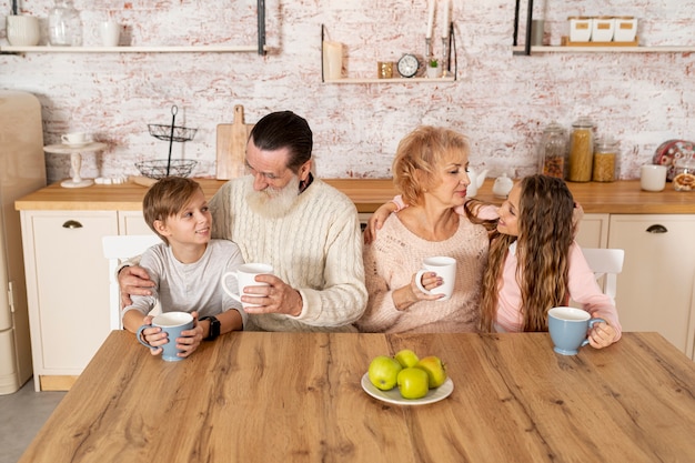 Foto gratuita nietos que pasan tiempo juntos con sus abuelos.