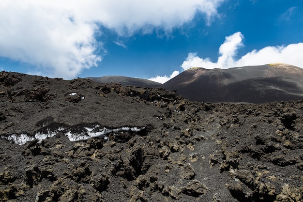 Nieve bajo ceniza volcánica en la cima del volcán Etna en Sicilia, Italia