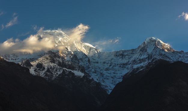 Foto gratuita con nieve en la cima cubierta de nubes