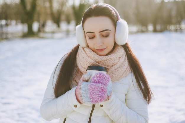 nieve día de la chica de estilo de vida blanco