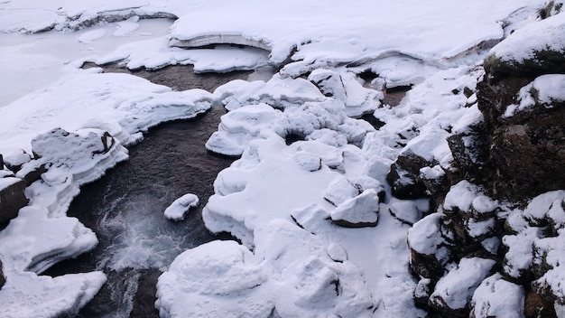 Nieve a lo largo de un río helado