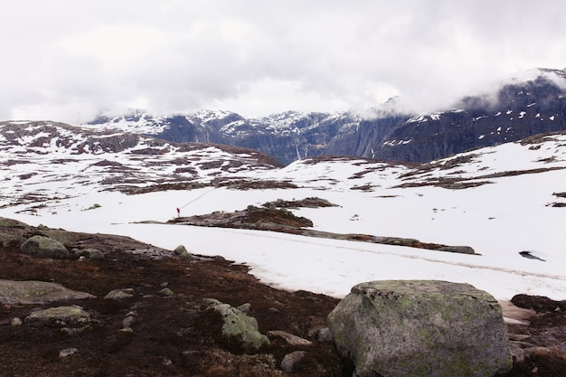 La nieve yace ante summints de roca azul en Noruega