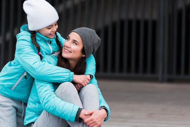 Niña abrazando a mamá