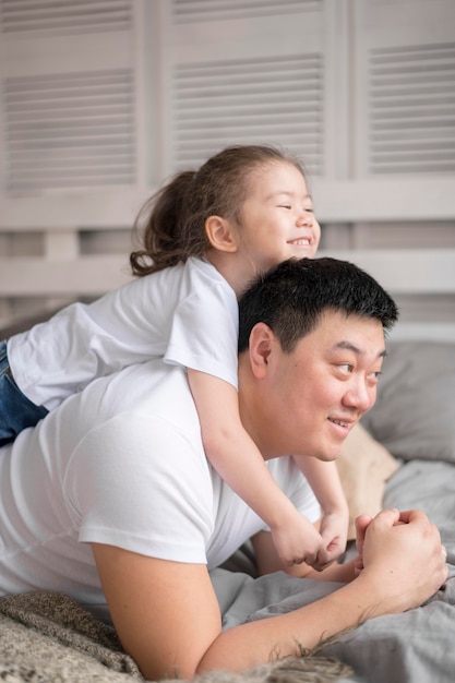 Niña abrazando padre