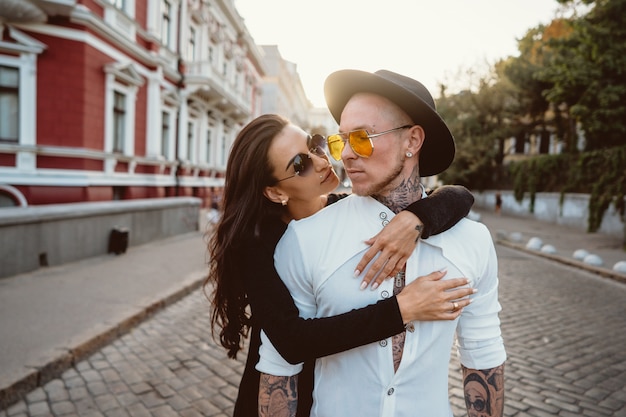 Niña abrazando a su novio en la calle