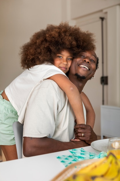 Foto gratuita niña abrazando a su padre feliz